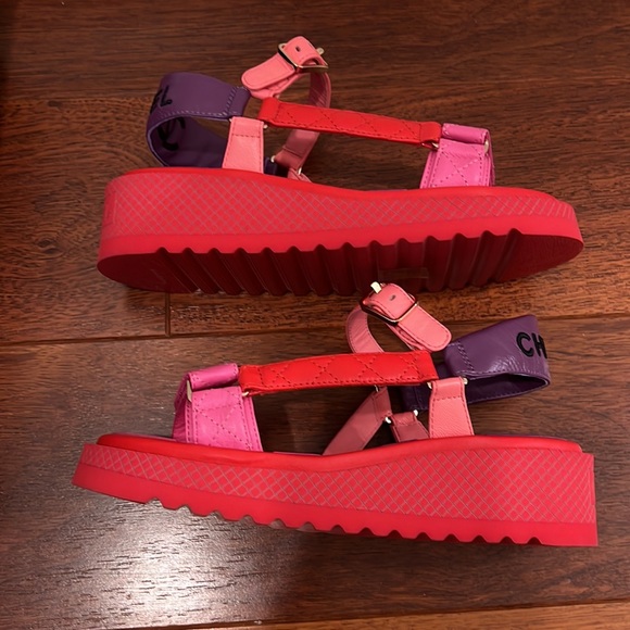 VERY RARE! Chanel Lambskin Sandal in Pink, Red, Purple, Orange (never worn) - Picture 4 of 8